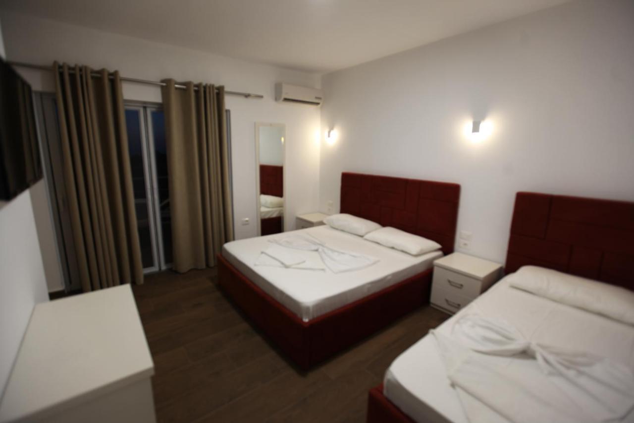 Hotel Riviera Borsh Buitenkant foto