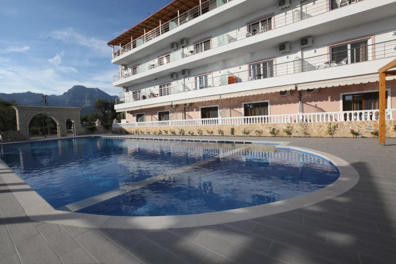 Hotel Riviera Borsh Buitenkant foto